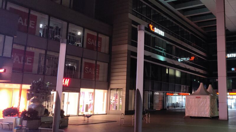 Das Mainzer Einkaufszentrum der Aachener Grundvermögen bei Nacht.
