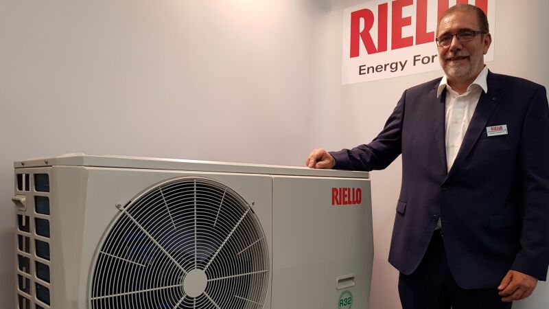Helmut Heideroth, technischer Direktor der Riello Zweigniederlassung Deutschland, stellte die neue Luft/Wasser-Wärmepumpe NXHM vor.