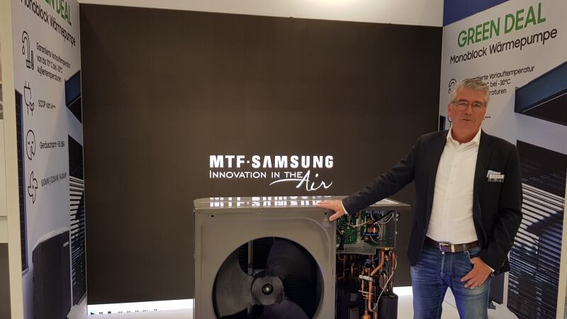 Konrad Ramhorst, Geschäftsbereichsleiter Wärmepumpen von MTF-Samsung, mit der neuen EHS Mono HT Quiet.