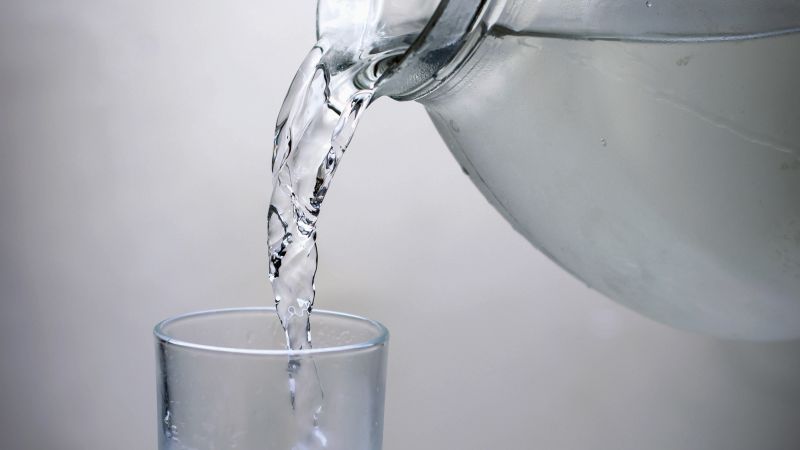Das Bild zeigt ein Glas, das mit Wasser gefüllt wird.