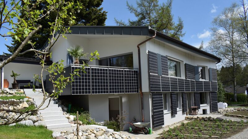 Auch an der energetisch optimierten Fassade des „Wasserstoffhauses“ sind PV-Module angebracht worden. Fast jeder Fleck wird demnach für die Solarstromerzeugung genutzt, was insgesamt eine elektrische Leistung von 32 kWp ergibt.