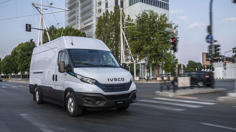 Ab sofort bestellbar: der eDaily von Iveco. Erkennbar ist das Elektrofahrzeug an dem mit einem dynamischen Schriftzug modernisierten Logo auf der Motorhaube.
