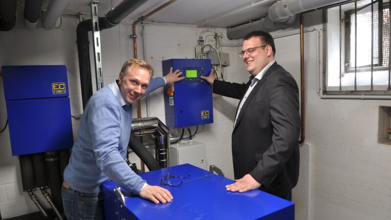 Bauherr Felix Kruse (li.) gemeinsam mit Hauke Leidecker, Betriebsleitung bei Karl Meyer Energiesysteme, am Blockheizkraftwerk.