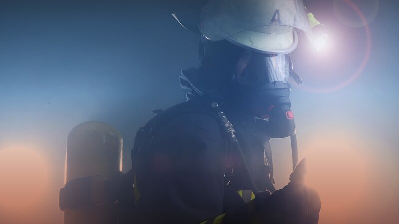 Das Bild zeigt einen Feuerwehrmann im Einsatz.