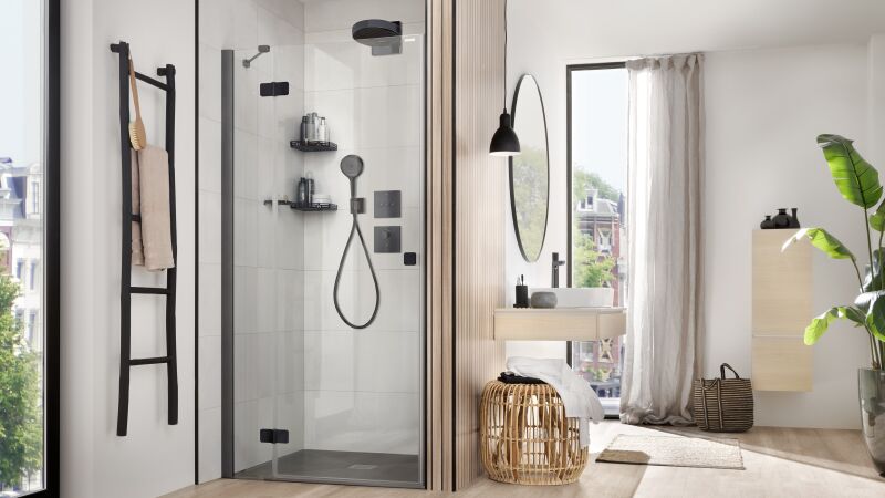 Das Bild zeigt eine Dusche mit schwarzen Profilen in einem Badambiente.
