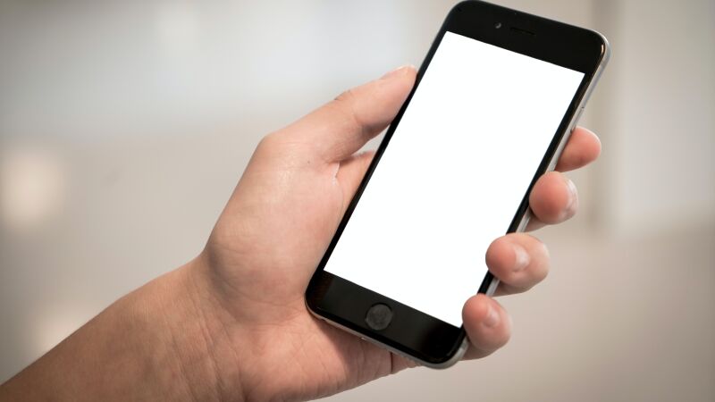 Das Foto zeigt ein Handy mit weißem Display.