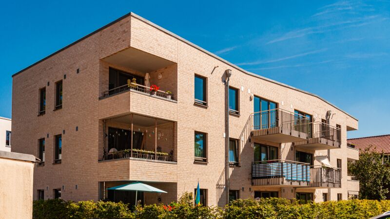 Terrassen und Balkone bieten den Bewohnern die Möglichkeit, nach draußen zu gehen. Die beiden Häuser Klävemann in Oldenburg sind im KfW-40-Standard gebaut.