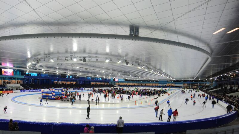 Eissporthalle Thialf Ice Skating rink, Heeerenveen, Niederlande, mit Luftverteilsystemen aus Fasertechnologie unter der Decke. Das Hochimpulssystem kann für Kühlung, Belüftung und Heizung eingesetzt werden.