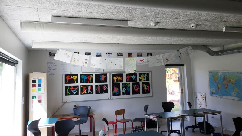Ein Klassenraum in der Bredballe Schule, Dänemark, mit einem hybriden Luftverteilsystem zum konzentrierten Arbeiten.