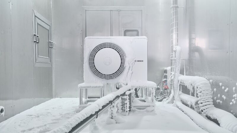 Bosch Thermotechnik baut Wärmepumpen-Fertigungen sowie Test- und Entwicklungskapazitäten an verschiedenen Standorten aus. Bei den Tests in der Klimakammer werden Wärmepumpen auf Herz und Nieren geprüft. Im Bild: Die neue Luft/Wasser-Wärmepumpengeneration, welche mit dem natürlichen Kältemittel Propan betrieben wird.