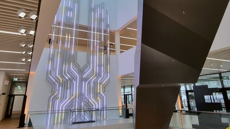 Das Bild zeigt das das Foyer der „Viega World“ mit Treppenanlage und über acht Meter hoher Rohr-Skulptur.