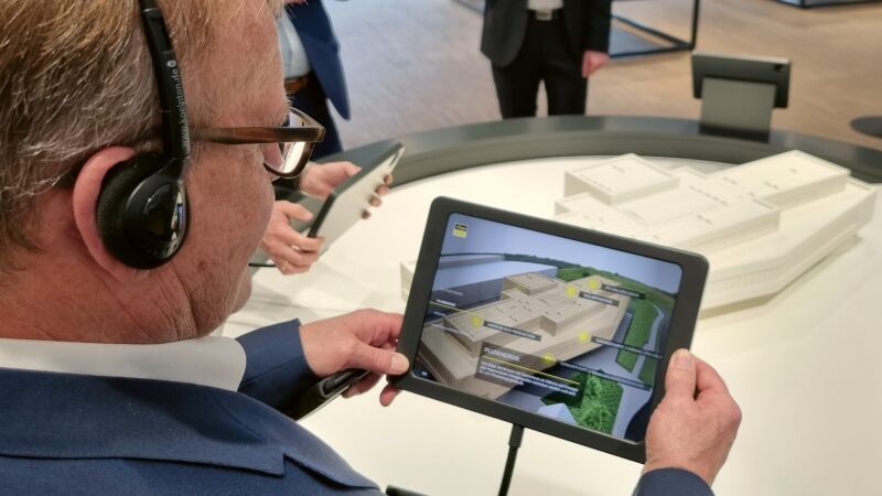 Das Bild zeigt Projektmanager Prof. Dr. Preuß mit einem Tablet.