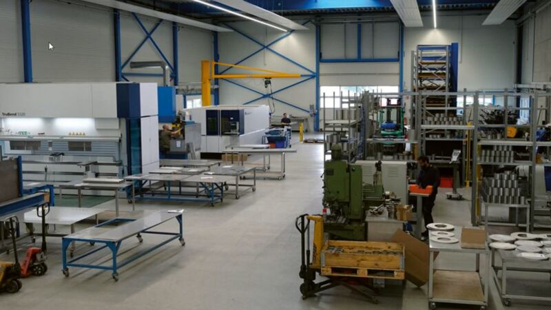 Das Bild zeigt einen Blick in das Kompetenzzentrum für Edelstahlprodukte.