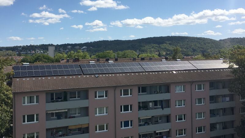 Ein Mehrfamiliengebäude im „Smarten Quartier“ Karlsruhe-Durlach. Auf dem Dach wurde eine PV-Anlage mit 60 kWp elektrischer Leistung installiert.