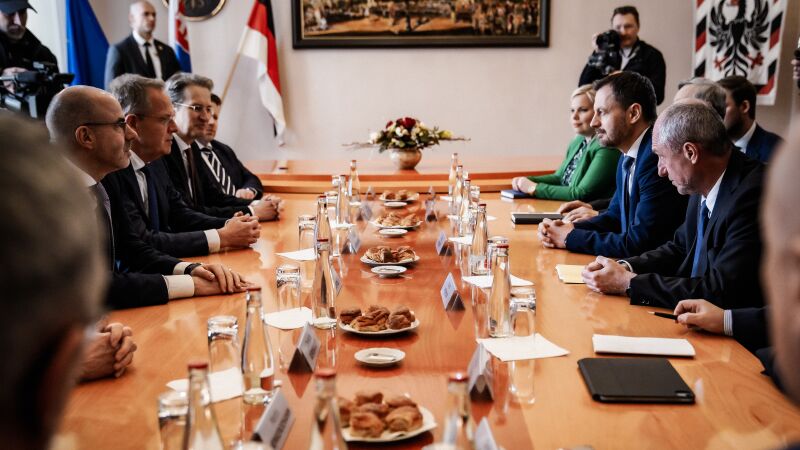 Bild zeigt Vertreter von Winkelmann und der slowakischen Regierung