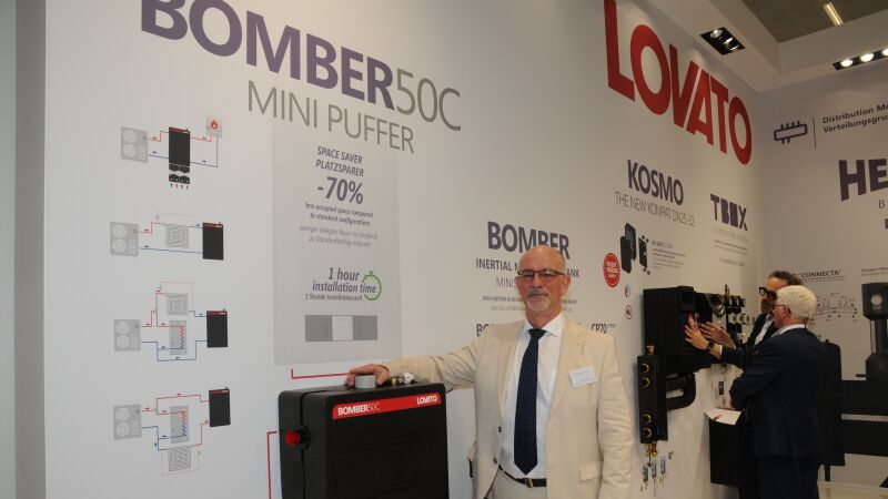 Der „Bomber 50 C“ der Debe Flow Group GmbH ist ein platzsparender und ultraflacher Mini-Pufferspeicher des Partnerunternehmens Lovato und ermöglicht den Anschluss von zwei Wärmequellen, so Geschäftsführer Robert André Wittich.