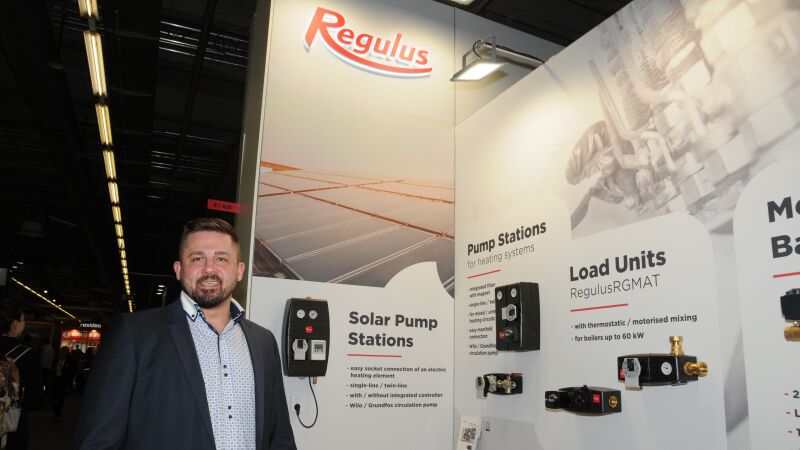 Die Regulus Wärmetechnik GmbH bietet ein breites Sortiment an Heiztechnik, darunter Komponenten für Solarthermieprojekte, so Geschäftsführer Tomas Henn. Hierzu zählen neben Flach- und Röhrenkollektoren auch Pufferspeicher und Heizpatronen.