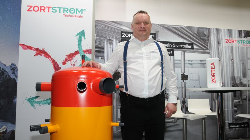 Die Zortea Gebäudetechnik GmbH findet mit ihrem Sammel- und Verteilzentrum „Zortström“ großes Interesse bei den Besuchern. Das Herzstück ist ein Schichtenspeicher, der als hydraulische Weiche funktioniert, erklärte Geschäftsführer Christian Zortea-Soshko.