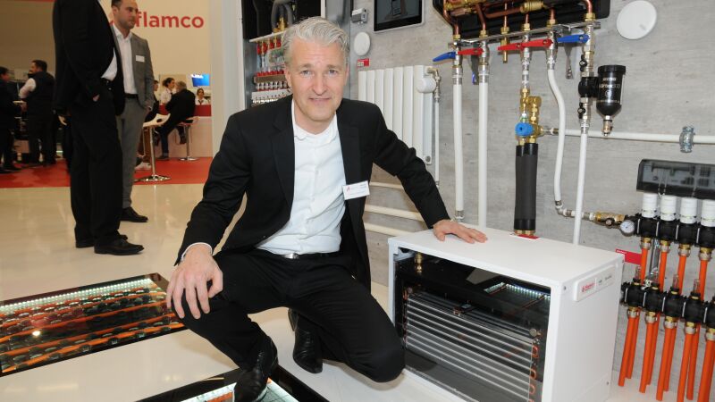 Die platzsparende thermische Batterie „FlexTherm Eco“ für Wärmespeicherung und Warmwasser der Flamco GmbH wird in drei Größen angeboten, so Diem Kemper, Leiter des Produktmarketings.