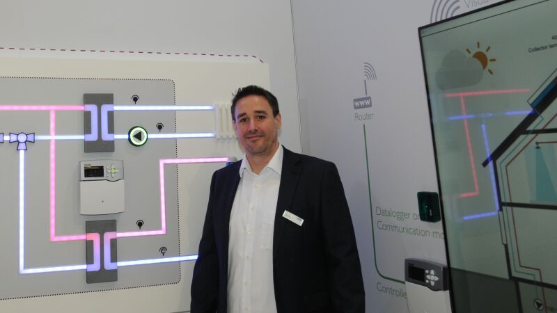 Für die RESOL - Elektronische Regelungen GmbH präsentierte Geschäftsführer Marcel Pfeil das breite Produktspektrum, darunter die neue Regelung „DeltaTherm PV MAX“ für die Ansteuerung von bis zu drei Heizstäben mit einer Gesamtleistung von 9 kW.