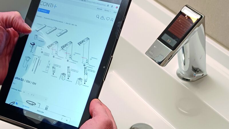 Das Bild zeigt ein Tablet an einer digitalen Armatur.