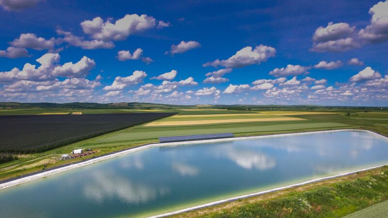 Bild zeigt Speicherbecken für die landwirtschaftliche Bewässerung in Kroatien. Solarstrom betreibt die Pumpen. 