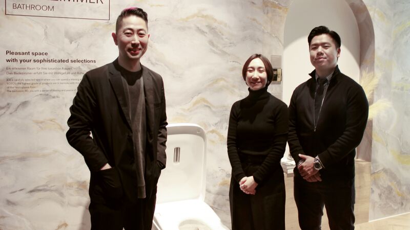 Das Bild zeigt die TOTO-Designer Yuji Yoshioka, Ayaka Shigeta und Shogo Takayama.