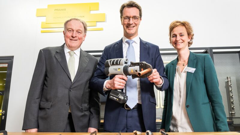 Das Bild zeigt Ministerpräsident Hendrik Wüst (M.) mit Walter Viegener, Vorsitzender des Viega Gesellschafterausschusses, und Dr. Sandra Bell, Mitglied der Viega Geschäftsführung.