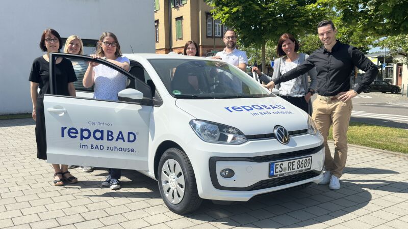 Das Bild zeigt das Team der Sozialstation Wendlingen und Repabad mit dem neuen Fahrzeug.