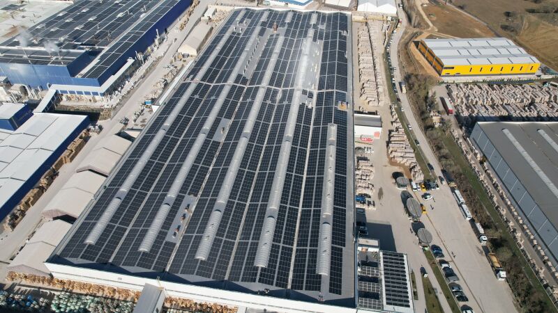 Das Bild zeigt Solaranlagen auf Dachflächen.