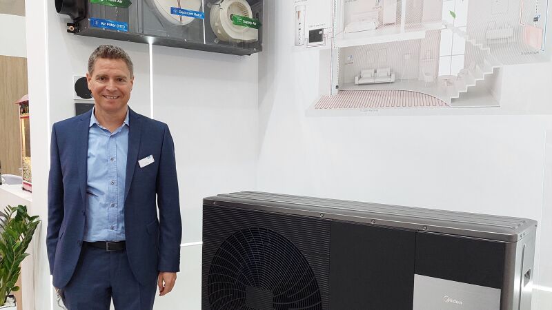 Bei Midea war ein Highlight-Produkt der Messe die Wärmepumpe M Thermal Arctic, hier präsentiert von Mark Seng, Marketingleiter von Midea Europe.