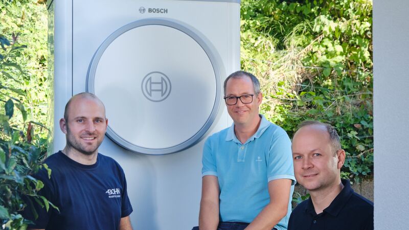 Bauherr Ulf Hüther (Mitte) ist zufrieden: Heizungsbaumeister Sven Gamperling (li.) und Bosch-Experte Matthias Mayer haben ihm zu einer hocheffizienten Heiztechnik verholfen.