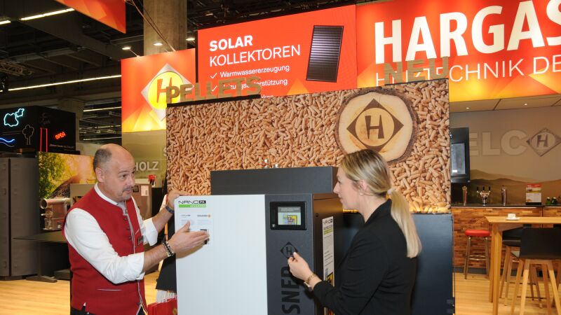 Der Pellet-Bestseller „Nano PK“ 6-32 kW wurde mit einem integrierten „eCleaner“ von Hargassner-Verkaufsleiter Deutschland, Joachim Rauth, vorgestellt.