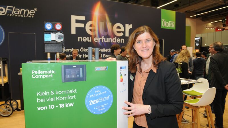 ÖkoFEN Deutschland-Geschäftsführerin Beate Schmidt-Menig führte den Pelletkessel „Pellematic Compact“ (10-18 kW) mit „ZeroFlame“-Technologie vor.