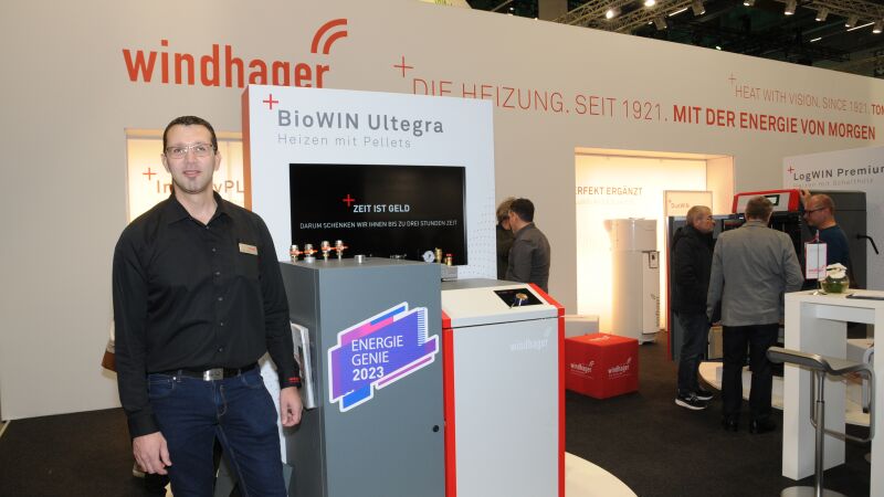 Deutschland-Premiere für den Pelletkessel „BioWIN Ultegra“ von Windhager: Planerberater Volker Geisler präsentierte den Kompaktkessel, der ausschließlich über App bedient wird.