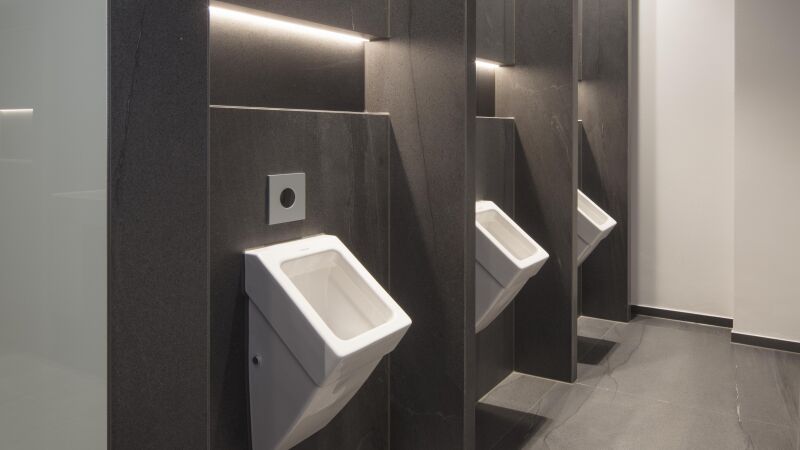 Auch bei der Sanierung von WC-Anlagen kann die Nutzung von Sanitärmodulen möglich sein – hier sogar in Verbindung mit Wandheizungen.