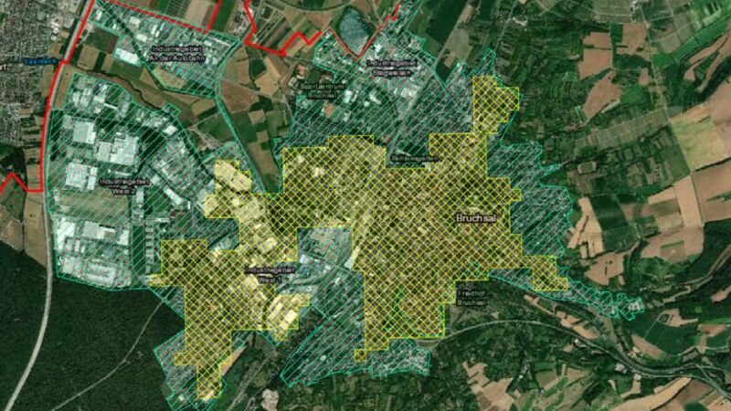 Beispielhafte Darstellung der Eignungsgebiete für Wärmenetze (gelb) und Einzelheizungen (grün) für die Stadt Bruchsal (rot: Gemarkungsgrenze).