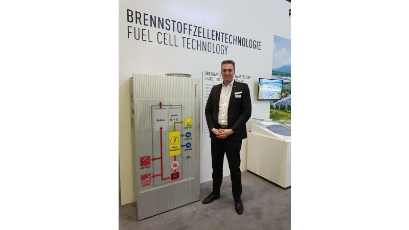 Roland Kerschbaum von Panasonic Heating & Ventilation A/C Europe präsentierte das kommerziell erhältliche Brennstoffzellensystem Kibou – es arbeitet mit reinem Wasserstoff.