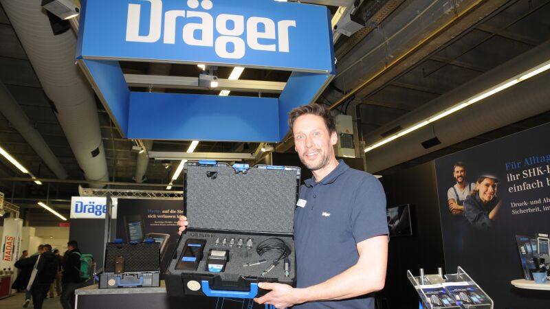 Dräger MSI-Mitarbeiter André Kupfer präsentierte das neue Druck- und Dichtheitsmessgerät „Dräger PX4500-i“ mit externen digitalen Drucksensoren für 25, 60 und 400 bar.