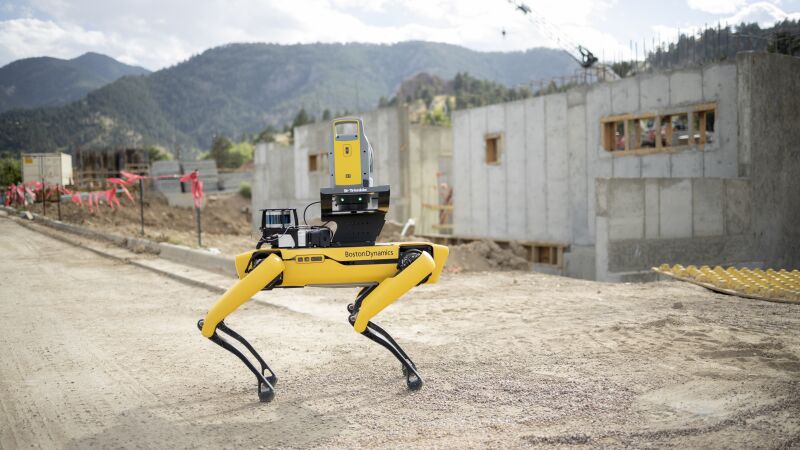 Die von den amerikanischen Unternehmen Trimble und Boston Dynamics gemeinsam entwickelte Lösung kombiniert die Mobilität der autonomen „Spot“-Roboter mit den Datenerfassungssensoren und der mobilen Steuersoftware von Trimble.
