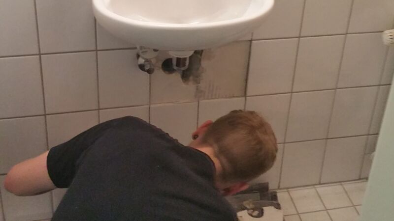Handwerker im Bad - Vorsicht bei Arbeiten im (alten) Bad: Fliesenkleber kann Asbest enthalten! 