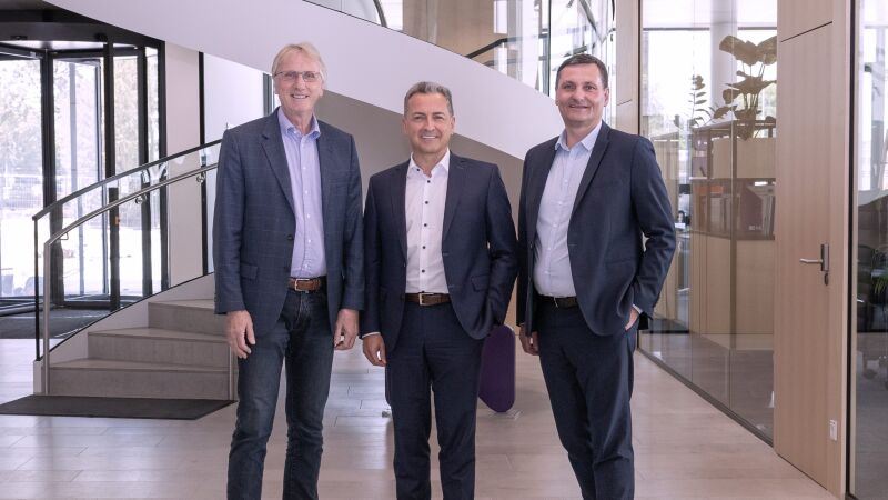 Das Bild zeigt Stefan Grenzebach (Mitte) mit seinen Vorstandskollegen Alexander Kessel (rechts) und Edgar Thiemt (links).