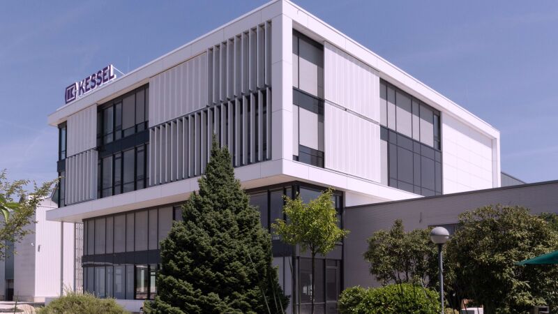 Das Bild zeigt das neue, multifunktionale Bürogebäude der Kessel AG.
