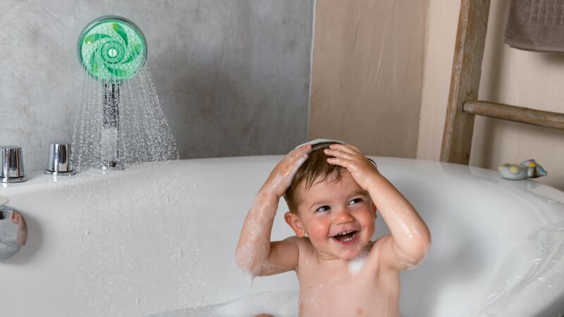 Das Bild zeigt ein Kind in der Badewannne.