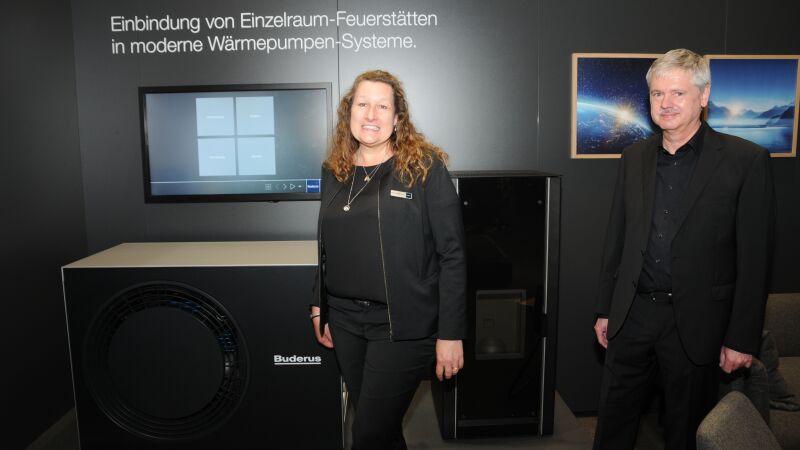 Hybridlösungen von Pellet-Kaminöfen mit der Wärmepumpe präsentierten für Buderus die Key-Account-Managerin Bettina Selman-Kaiser und Produktmanager Uwe Kluge.