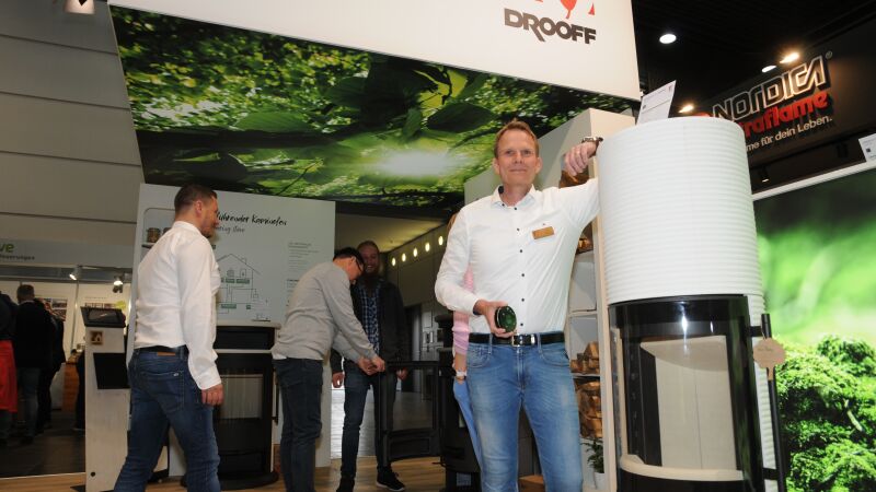 Till Klask, Geschäftsführer der Drooff Kaminöfen GmbH & Co. KG, zeigte den zylindrischen Kaminofen „Brunello 2 L Groove“ mit einer 180° Sichtscheibe.