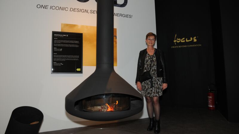 Die Design-Kamine aus Stahl von Focus – Atelier Dominique Imbert schweben mittels einer 360-Grad-drehbaren Aufhängung geradezu über dem Boden, so Verkaufschefin Cécile Teyssier.