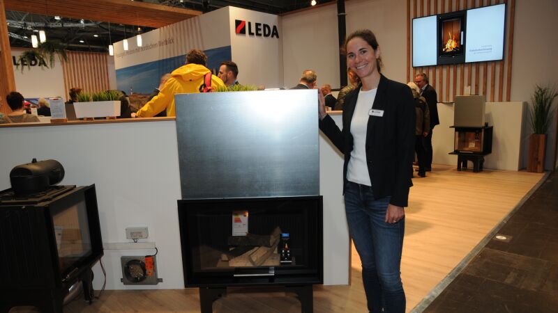 Den Leda-Ofen „Tiga HF 80D“ präsentierte Marketingexpertin Ann Gela Ukena auf der Leipziger Messe.