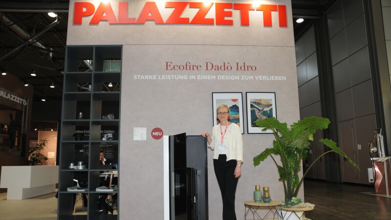 Der wasserführende Pelletofen „Dadó“ von Palazzetti verfügt über einen 45-kg Pellettank und ermöglicht eine einfache Installation, so Cristina Reghezza, Projektleiterin Vertrieb Deutschland.
