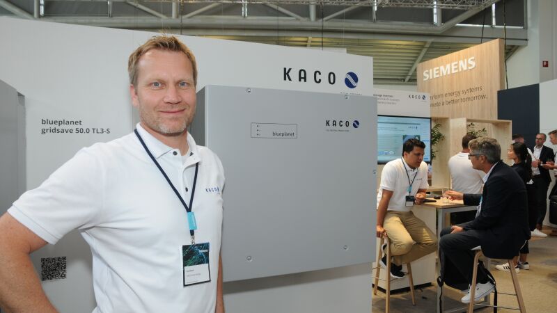 Den bidirektionalen Kaco-Batterie-Wechselrichter „Blueplanet Gridsave 92.0 TL3-S“ für gewerbliche Anwendungen präsentierte Marketing-Manager Kai Block.